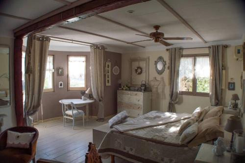 蒙塞拉特VILLA VOLUBILIS的卧室配有床、桌子和窗户。