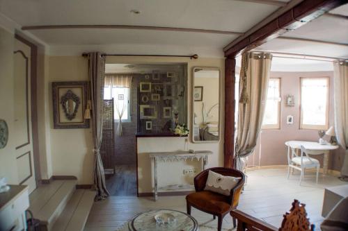 蒙塞拉特VILLA VOLUBILIS的客厅配有椅子和壁炉