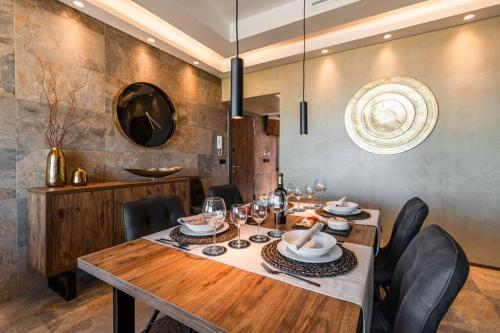 帕苏迪阿尔库什THE miniPENTHOUSE terrace & SPA的用餐室配有木桌和黑椅子