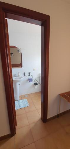 圣尼科拉斯村拉霍利亚旅舍 - 拉阿尔迪的一间带卫生间和水槽的浴室