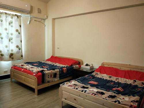 Ligang想享愉民宿 的带窗户的客房内设有两张单人床。