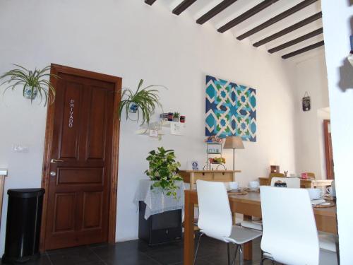 阿尔科斯-德拉弗龙特拉Bed & Breakfast Casa El Sueño的一间带桌子和木门的用餐室