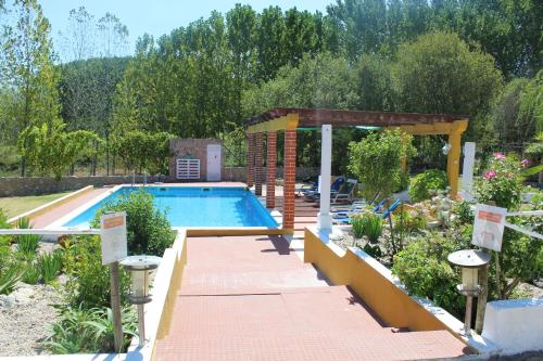 阿尔科巴萨Casal do Varatojo的花园内的游泳池,通往花园的路径