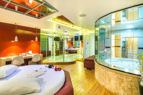 巴西利亚A2 Motel Brasília的酒店客房设有浴缸、床和卧室。