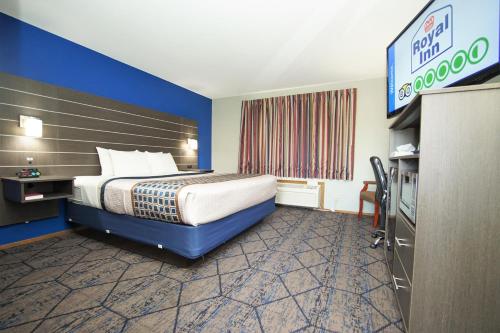 哈德森Royal Inn Hudson I-94的酒店客房,配有床和电视