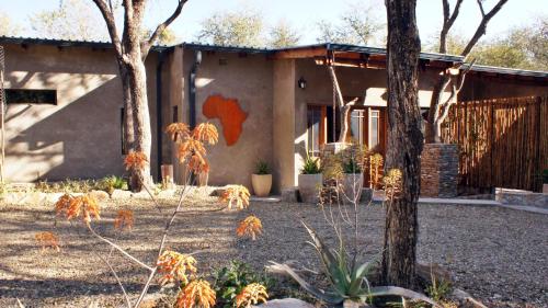 玛洛斯帕克Dream of Africa Bush Lodge的一面有画的房子