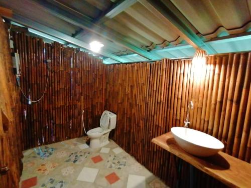 Koom Kachanaan的一间浴室