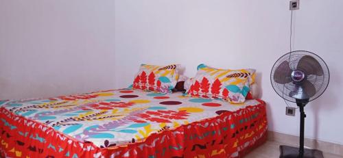 占碑市阿尔米拉民宿的配有风扇和枕头的宿舍间内的一张床位