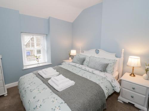 布莱奈费斯蒂尼奥格Garreg Lwyd的一间卧室设有一张大床和一个窗户。