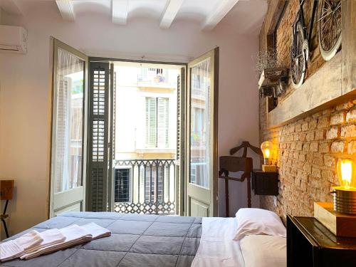 巴塞罗那Hostal Portugal的一间卧室设有一张床和砖墙