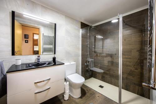 奥维多Magnifico apartamento en el centro de Oviedo的一间带卫生间和玻璃淋浴间的浴室