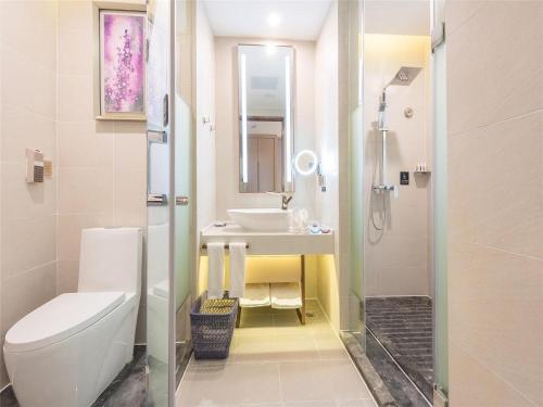 抚州Lavande Hotel (Fuzhou Wanda Branch)的一间带卫生间和水槽的浴室