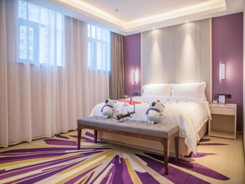 沧州Lavande Hotel Cangzhou Kaiyuan Avenue Rongsheng Plaza的一间卧室,床上放着两只动物