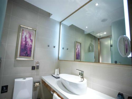 锦州Lavande Hotel Jinzhou Jiefang Road Kaixuan Building的一间带水槽和镜子的浴室