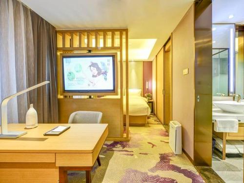 沈阳Lavande Hotel (Shenyang Olympic Center Wanda Branch)的酒店客房设有电视和浴室。