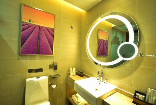 武汉Lavande Hotel Wuhan Xudong Branch的一间带水槽和镜子的浴室