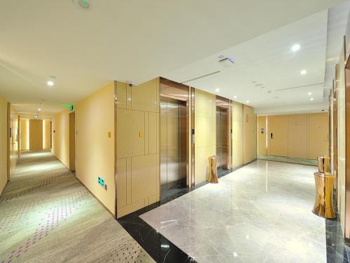 四平Lavande Hotel (Siping Wanda Plaza Branch)的大楼内带储物柜的空走廊