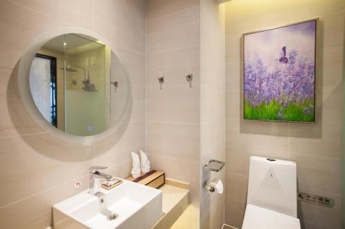 徐州Lavande Hotel Xuzhou West Exit of High Speed Rail Station Branch的白色的浴室设有水槽和镜子