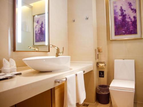 ShiyanLavande Hotel Shiyan Sanyan Branch的一间带水槽和卫生间的浴室