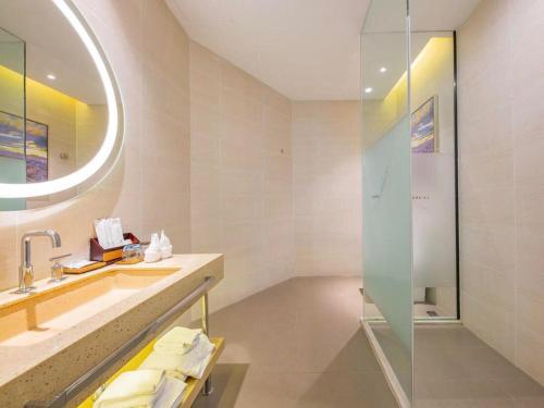 宁波Lavande Hotel Ningbo Railway Station Branch的一间带水槽和玻璃淋浴的浴室
