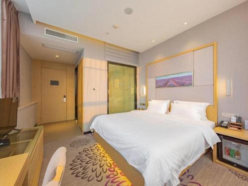 Lavande Hotel Ningbo Railway Station Branch客房内的一张或多张床位