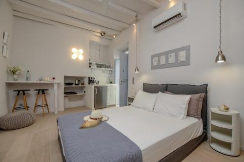 纳克索乔拉Venetian Suites的一间白色卧室,配有床和厨房