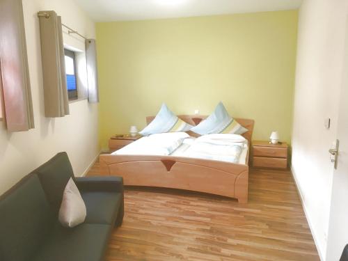 巴特司塔福斯坦Ferienwohnungen an der Obermaintherme的一间卧室配有带白色枕头的床