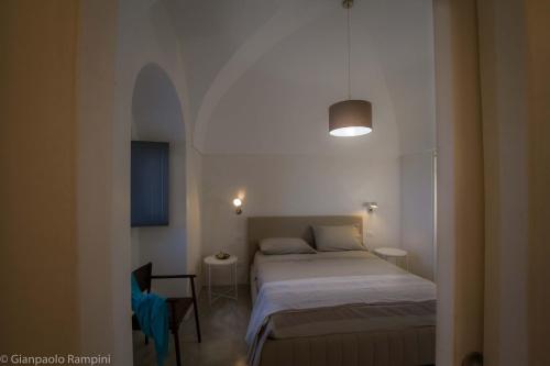 潘泰莱里亚Dammuso Kaddiuggia Antica Pantelleria的一间小卧室,配有床和灯