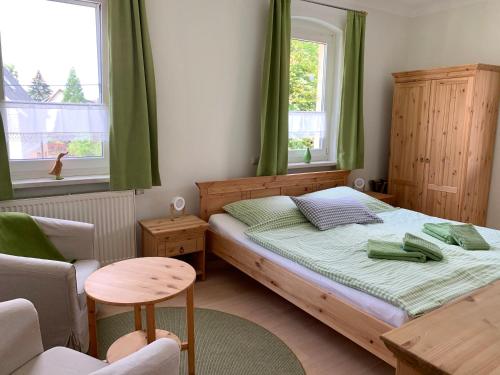 SchönaGasthaus & Pension Zirkelstein的一间小卧室,配有一张床和一把椅子