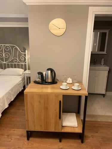 恰纳卡莱克兹公寓的一张小桌子,一张桌子和一张钟
