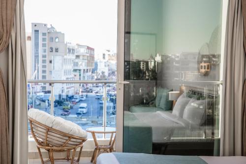 赫尔格达Redcon Suites的客房设有市景阳台。