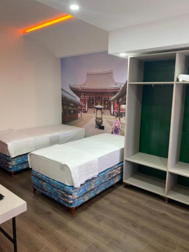 伊兹密尔OFURO WORLD HOTEL SPA的两张床位于带大楼的客房内