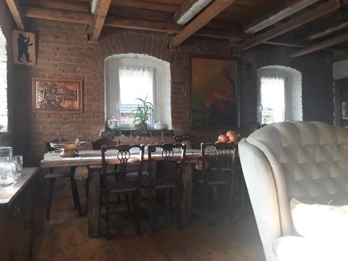 Siedlisko Pod Jaworem餐厅或其他用餐的地方