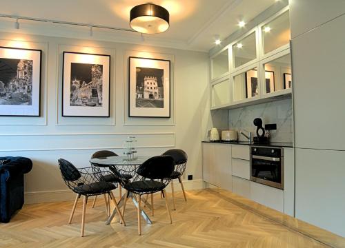 托伦Blue Velvet Premium Apartments III的一间厨房,里面配有桌椅
