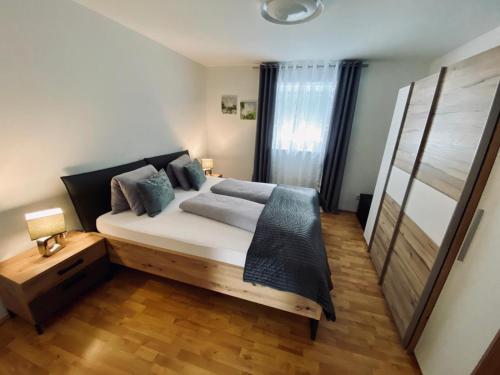 齐尔Luxuriöses und modernes Apartment zum Wohlfühlen的一间卧室设有一张大床,铺有木地板