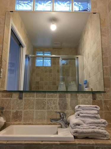 BrettevilleOlive et Pomme的浴室配有盥洗盆、镜子和毛巾