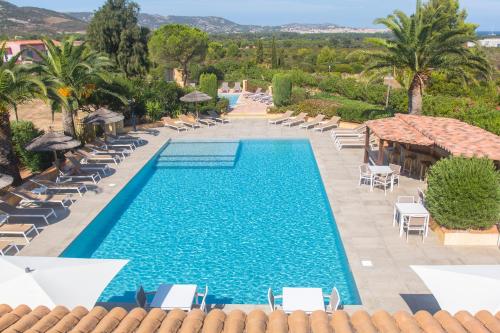 卡尔维Hotel Cesario的度假村游泳池的图片