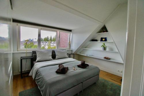 阿姆斯特丹Beautiful penthouse near Rai and centre的一间卧室,配有一张带两个泰迪熊的床