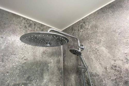 Saint DavidsDalgety Bay Luxury Studio Apartment的浴室内配有淋浴和头顶淋浴