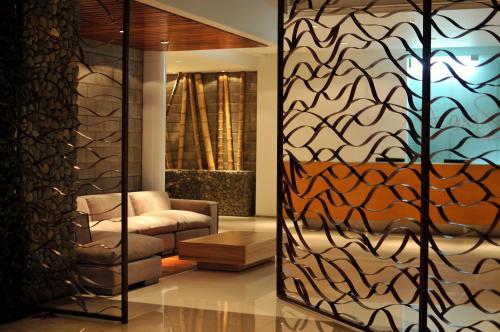 卡利阿卡圣塔阁楼酒店的客厅配有椅子和玻璃门