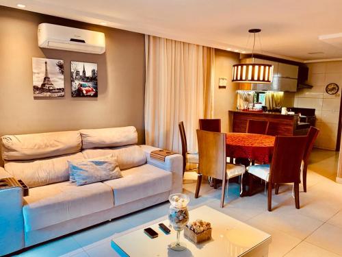 卡贝德卢Bangalô com área de lazer estilo resort的带沙发的客厅和用餐室