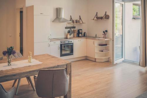 吕讷堡Stadtblick的厨房铺有木地板,配有木桌。
