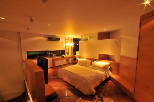 卡利阿卡圣塔阁楼酒店的一间带大床的卧室和一间浴室