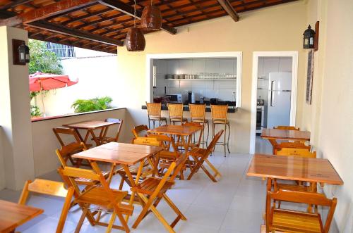 福塔莱萨波隆戈迪旅馆的一间带木桌椅的餐厅和一间厨房