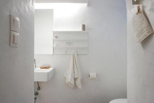 达默查理Ghermaniko Guesthouse的白色的浴室设有水槽和卫生间。