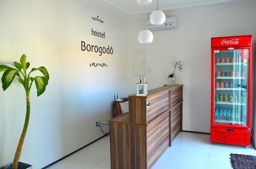 福塔莱萨波隆戈迪旅馆的种植了植物的餐厅里的古柯可乐冰箱