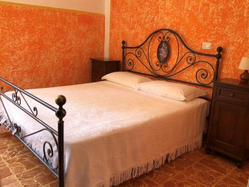 Montalto delle MarcheLa Filanda的一间卧室设有一张大床和一个木制床头柜。