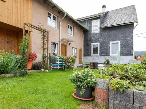 AltenfeldCozy Apartment in Altenfeld with Garden的一座种有植物的院子,一座房子