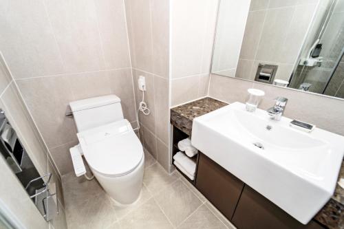 江陵市Hi Ocean Gyeongpo的浴室配有白色卫生间和盥洗盆。