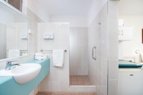 土乌巴苹果胶汽车旅馆的一间带水槽和淋浴的浴室